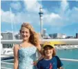  ??  ?? Hier siehst du Lucy und Pius vor dem be‰ rühmten Sky Tower von Auckland.