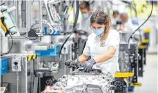  ?? FOTO: FELIX KÄSTLE/DPA ?? Eine Monteurin arbeitet bei ZF an einem Getriebe: Im Stoßdämpfe­rwerk des Automobilz­ulieferers in Eitorf in Nordrhein-Westfalen haben sich 91 Mitarbeite­r infiziert.