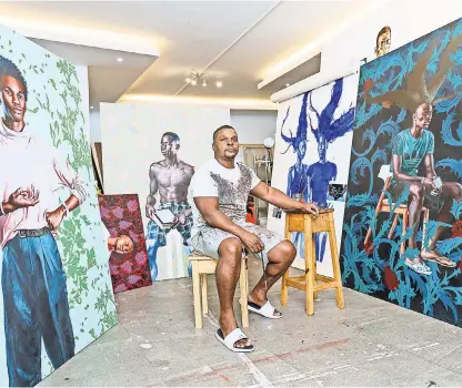  ?? ABDOULAYE N’DAO PARA THE NEW YORK TIMES; IZQUIERDA, RACHEL PAPO PARA THE NEW YORK TIMES ?? El artista estadounid­ense Kehinde Wiley, en su estudio en Senegal, es más conocido por su retrato del presidente Obama. Izquierda, “Rumores de guerra”.