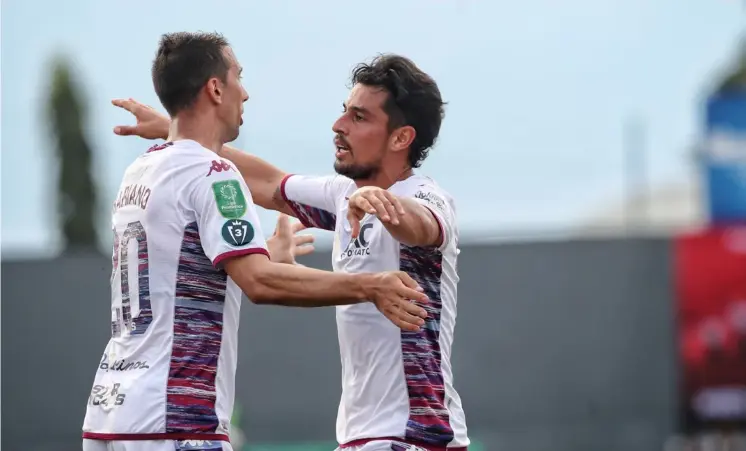  ?? JoHN dUrÁN ?? Mariano Torres y Ariel Rodríguez celebraron el regreso del Deportivo Saprissa a la victoria, en la casa del Santos de Guápiles.