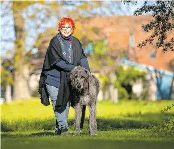  ?? FOTO: FRISO GENTSCH/DPA ?? Barbara Salesch mit Hund im Garten ihres Hauses: Die ehemalige TV-Richterin ist gerade 70 geworden. Inzwischen lebt sie auf dem Land und widmet sich der Kunst.