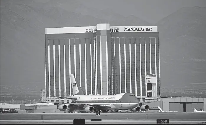  ?? (AP) ?? En el lugar de los hechos. El Air Force One trasladó a Trump hasta Las Vegas, donde visitó a heridos del tiroteo. Al fondo de la imagen, el hotel desde donde Paddock disparó a la multitud.