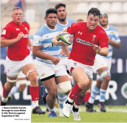  ?? HUW EVANS AGENCY ?? > Ryan Conbeer bursts through to score Wales U-20s’ first try against Argentina U-20s