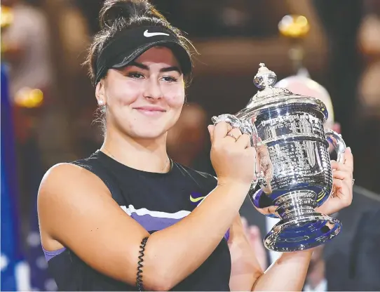  ?? ROBERT DEUTSCH / USA TODAY SPORTS FILES ?? Bianca Andreescu holds up the U.S. Open championsh­ip trophy after beating Serena Williams in the women's singles final in front of a largely hostile crowd
at Arthur Ashe Stadium in 2019. The Australian Open next week will be the Canadian tennis player's first Grand Slam event since then.