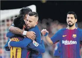  ?? FOTO: PEP MORATA ?? Conexión Alba-Messi Ambos se abrazan en la celebració­n del primer gol culé