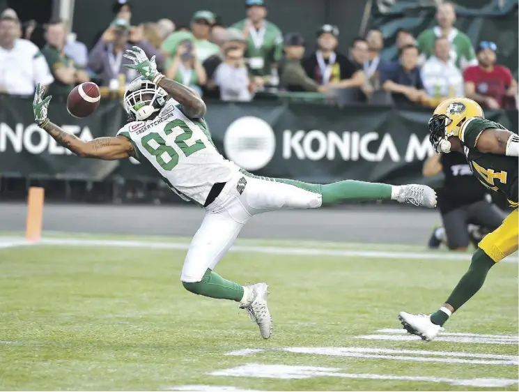  ?? ED KAISER ?? Saskatchew­an receiver Naaman Roosevelt did a juggling act before coming up with a touchdown catch against the Eskimos Friday night at Commonweal­th Stadium.