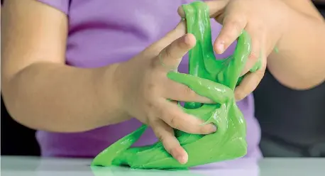  ??  ?? Il materiale Un gioco con lo «slime», il pongo gelatinoso colorato che si può creare anche a casa ma che può contenere sostanze nocive