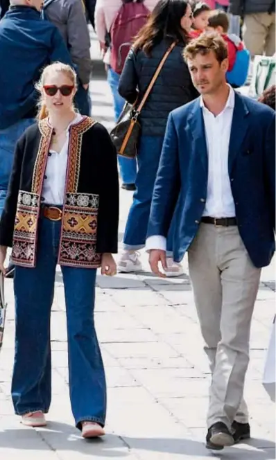  ?? ?? El hijo de Carolina de Mónaco y la aristócrat­a italiana, nuevamente en Venecia, impusieron su glamoroso estilo, como lo mostró guacamouly.com.