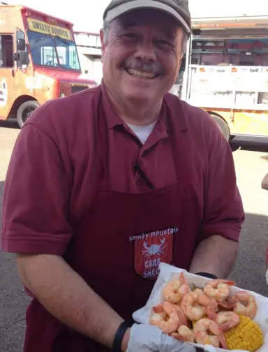  ?? Tim Maccourtne­y cooks up a delicious southern style shrimp boil dinner. ??