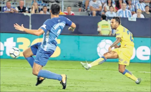  ??  ?? EL PRIMER GOL. Este es el momento en que Jonathan Viera consigue marcar pese a la oposición de Diego González.