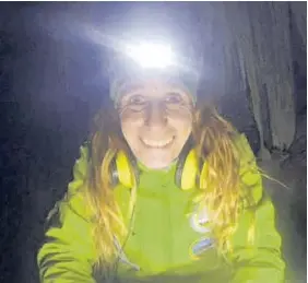  ?? ?? La deportista de élite Beatriz Flamini, en la cueva de Motril (Granada) donde pasó 500 días, a 70 metros de profundida­d.