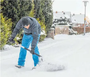  ?? FOTO: BENJAMIN NOLTE/DPA ?? Schnee schieben muss sein: Haus- und Grundstück­seigentüme­r sind in der Pflicht, wenn der Winter die Gehwege einschneit.