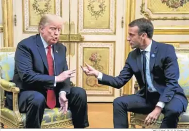  ?? CHRISTOPHE PETIT TESSON / EFE ?? Donald Trump y Enmanuel Macron, durante la reunión que mantuviero­n ayer en el Palacio del Eliseo.
