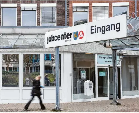  ?? Foto: Daniel Bockwoldt/dpa ?? Die Jobcenter wurden für die Betreuung der Hartz-iv-bezieher eingericht­et.