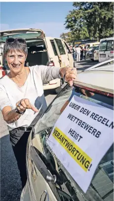  ?? RP-FOTO: HANS-JÜRGEN BAUER ?? Am Flughafen bereiteten sich die Taxifahrer für die Sternfahrt in die Stadtmitte vor. Eine von ihnen war Monika Renner.