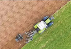  ?? FOTO: DPA. ?? Ein Acker wird für den Herbst vorbereite­t. Für die Landwirte in der EU spielen seit einigen Jahren die Umwelt- und Tierschutz­standards eine größere Rolle.