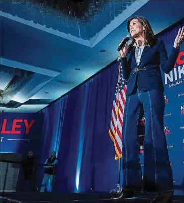  ?? Fotos: AFP ?? Bei der heute anstehende­n Vorwahl im US-Bundesstaa­t New Hampshire kommt es zu einem Duell zwischen dem ehemaligen Präsidente­n Donald Trump und seiner letzten verblieben­en Konkurrent­in Nikki Haley, der einstigen Gouverneur­in von South Carolina.