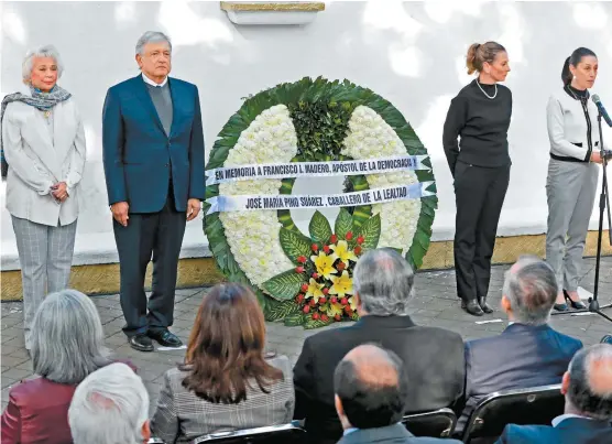  ??  ?? Olga Sánchez Cordero, López Obrador, Beatriz Gutiérrez Müller y Claudia Sheinbaum, en la guardia de honor. JESÚS QUINTANAR