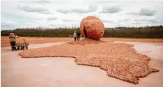  ?? Foto: Kurt Desplenter, dpa ?? „Kommende Welt Erinnere Dich an Mich“, heißt die Installati­on des Künstlers Koen Vanmechele­n, unten mit einem der 600000 Tonköpfe.