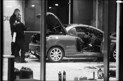  ?? ODD ANDERSEN / AGENCE FRANCE-PRESSE ?? Police officers inspect damage in the lobby of the German Social Democratic Party headquarte­rs after a car was used to ram the building in Berlin on Monday. The driver, a 58-year-old man, was believed to be the only person injured. He told police that...