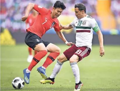  ?? FOTO: IMAGO ?? Zwei ehemalige Leverkusen­er im direkten Duell: Heung-Min Son (l.) verlor mit Südkorea gegen die von Andrés Guardado angeführte­n Mexikaner 1:2.