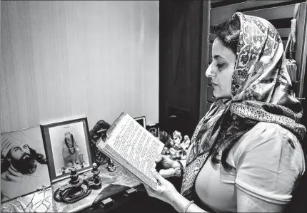  ?? KUNAL PATIL/HT PHOTOS ?? ▪ Goolrookh Gupta praying in her Mumbai home. She is fighting for those Parsi women who have been denied religious rights because they married nonParsis.