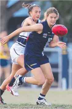  ?? Pictures: GLENN FERGUSON ?? IN DISPUTE: Nina Morrison chases down the footy for the Geelong Falcons on Saturday. LEFT: Sachi DeGiacomi shovels the ball out under pressure.