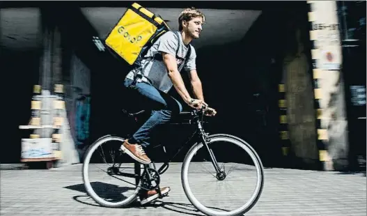  ?? XAVIER CERVERA ?? Oscar Pierre posa con una bici, pero cada domingo coge el coche y dedica unas horas a ser glover y repartir pedidos