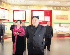  ?? Foto: afp, KCNA via KNS ?? Wenn er im Land unterwegs ist, wie hier in einem neuen Museum, hat er immer einen guten Rat parat: Nordkoreas Diktator Kim Jong-un.