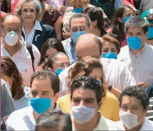  ??  ?? PROTECCIÓN. Los expertos advierten que las máscaras de cirujano que se usan comúnmente durante algunos brotes infeccioso­s no sirven en los casos de contaminac­ión del aire.