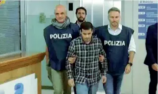  ??  ?? L’arresto
Il capo della Digos Luca Rainone e Gianluca Andreini dell’Ucigos scortano in questura Samir