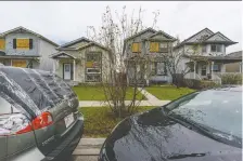  ?? AZIN GHAFFARI ?? Cars and homes were damaged by the recent hailstorm in the community of Taradale in the city’s northeast.