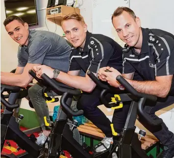  ?? Foto: Siegfried Kerpf ?? Dass Verteidige­r John Rogl (links) und Torwart Markus Keller (Mitte) nach Augsburg kommen, war schon bekannt. Mit der Ver pflichtung von Christoph Ullmann (rechts) ist den Panthern ein echter Coup gelungen.