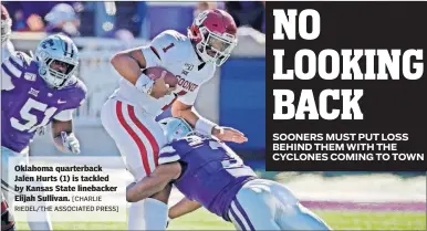  ?? [CHARLIE RIEDEL/THE ASSOCIATED PRESS] ?? Oklahoma quarterbac­k Jalen Hurts (1) is tackled by Kansas State linebacker Elijah Sullivan.