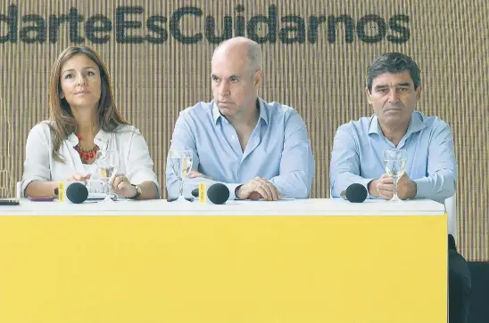  ?? I Télam ?? El jefe de Gobierno, Horacio Rodríguez Larreta, rodeado de sus ministros Soledad Acuña y Fernán Quirós.