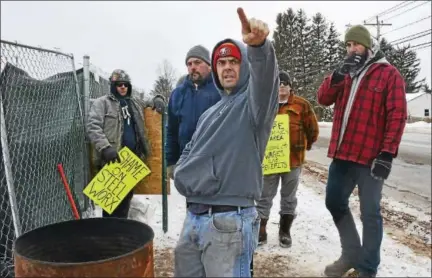  ?? CASSANDRA DAY — THE MIDDLETOWN PRESS ?? Members of the Ironworker­s Local 15 stand in 20-degree temperatur­es to protest the hiring of local, nonunion employees as part of constructi­on of the new FedEx distributi­on center on Middle Street near the Berlin town line.