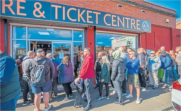  ?? ?? United fans queuing outside the club shop on Tannadice Street for tickets to see the Tangerines against AZ Alkmaar in the Netherland­s.