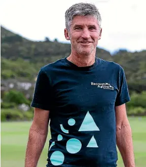  ?? EZRA MCDONALD/ACC ?? Andrew Leslie completed a 5km run two years after breaking his neck mountainbi­king.