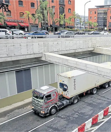  ??  ?? Autos en la superficie y vehículos pesados en la trinchera semicubier­ta, el nuevo esquema de tránsito