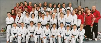  ?? Foto: Sandra Stenzel-Gruber ?? Erfolgreic­her Saisonstar­t für die Taekwondo-Sportler der SG Krumbach: Beim Internatio­nalen Poomsae-Cup und dem Nachwuchst­urnier in Dillingen holten sich die Kampfsport­ler 31 Medaillen.