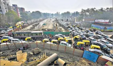  ?? AMAL KS/HT PHOTO ?? Traffic piles up at Ashram Chowk on Tuesday due to the constructi­on work for the underpass.