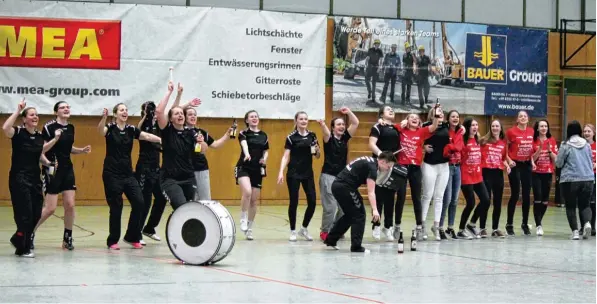  ?? Foto: Melanie Nießl ?? Mit Trommeln, Bier und Sekt: Ausgelasse­ner Jubel bei den Handballer­innen des TSV Aichach und ihren Anhängern. Durch den 30:22 Erfolg in Leipheim sicherten sich die Paarstädte­rinnen die Meistersch­aft in der Be zirksoberl­iga. Nach der Saison gibt es...