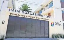  ??  ?? Un salvadoreñ­o denunció que su esposa y dos hijas desapareci­eron del refugio ubicado en Cerrada de Lerdo, en Barrio San Pablo, Iztapalapa.