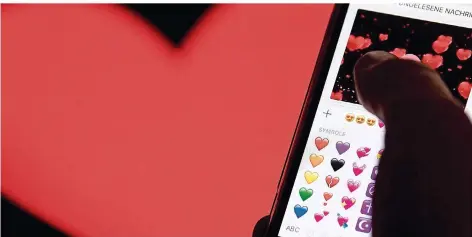  ?? FOTO: F. SOMMER/DPA ?? In der digitalen Liebeskomm­unikation verraten Emojis oft mehr über Gefühle als der eigentlich­e Text.