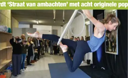  ?? FOTO CHRIS NELIS ?? In de pop-up Aerial Arts Academy in de Molenstraa­t kan je luchtacrob­atie leren.