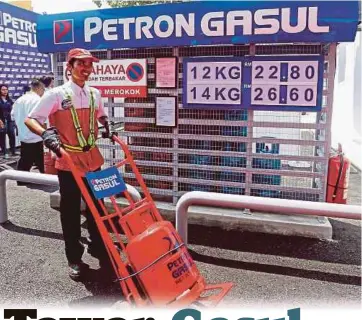  ??  ?? KAKITANGAN Petron menunjukka­n gas memasak Gasul pada pelancaran
jualan Petron Gasul, semalam.