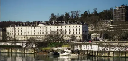  ??  ?? Sur mesure. La caserne Sully, surplomban­t la Seine dans le prolongeme­nt du parc de SaintCloud, devrait abriter le « musée du Grand Siècle » à partir de 2025. Ce vaste bâtiment aux lignes sobres, inauguré en 1827, sied parfaiteme­nt à l’art du XVIIe.