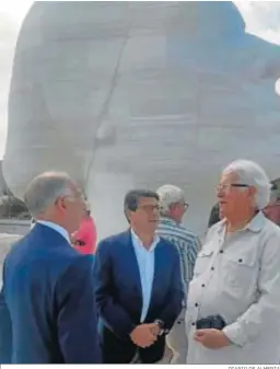  ?? DIARIO DE ALMERÍA ?? Juan José Matarí con Carlos Pérez Siquier y Gabriel Amat en Olula del Río.