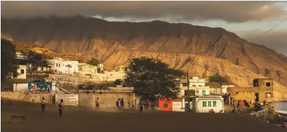  ??  ?? Las calles de Monte Trigo, situado en Santo Antão, la isla más occidental del archipiéla­go de Cabo Verde, se iluminan por primera vez gracias a la energía solar. Es una revolución en marcha en todo el continente: en los últimos cinco años, 23 millones de africanos han accedido a la energía solar, y para 2030 serán 250 millones. En este pueblo pesquero caboverdia­no la luz ha cambiado la vida de todos, la de los pescadores, que congelan sus capturas, y la de quienes descubren el mundo desde un televisor.