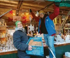  ?? Foto: Michael Hochgemuth ?? Rudolf Hanika (links) und Helmut Böhm legen letzte Hand an ihren Stand mit Weihnachts­engeln an.